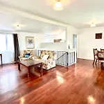 A Comfortable House Close To Westfield