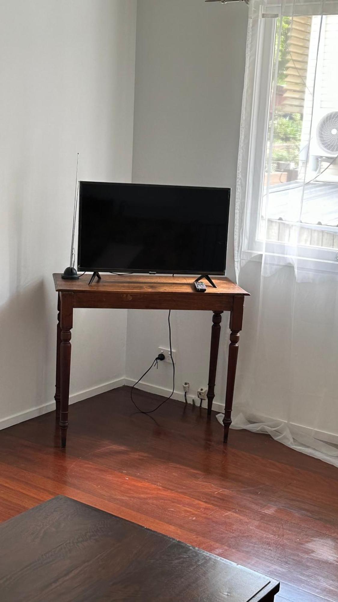 A Comfortable House Close To Westfield *